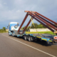 Camión de Grúas Estrada transportando mercancía especial